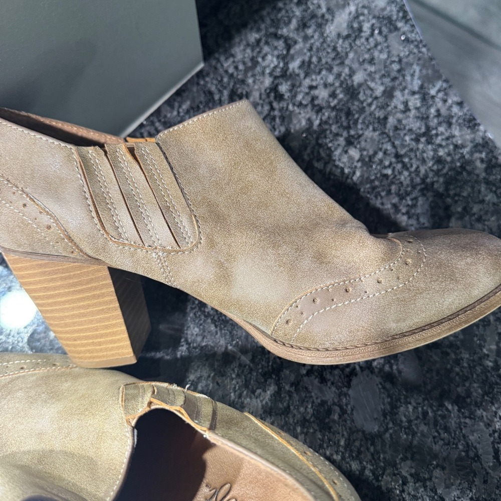 Eurosoft by Sofft Suede Leather Heeled Wingtip Ankle Booties, Women's Sz 11 - Picture 9 of 10